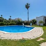 Cozy 1-bedroom Apartment, Pool, דירה